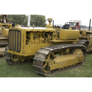 Tracteur chenillé diesel D2 robuste et fiable pour les opérations agricoles et de terrain continues - Product Image 2