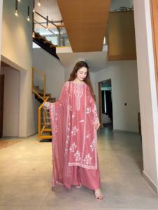 Conjunto de diseñador con bordado Mul Chanderi, top Mul Chanderi, pantalón Mul Chanderi y dupatta Mul Chanderi, completamente cosido y listo para usar. - Product Image 1