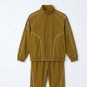 Ensemble de survêtement unisexe personnalisé avec logo, écologique, imperméable et respirant, couleur olive, 2 pièces : veste légère et pantalon de jogging avec passepoil - Product Image 4