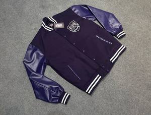 Veste universitaire unisexe de luxe noire et marine avec manches en similicuir, col montant et logo frontal - Product Image 2