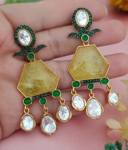Pendientes de gota de moissanita chapados en oro de latón de alta calidad y elegantes para mujer, colección de moda para fiestas y eventos nocturnos. - Product Image 2