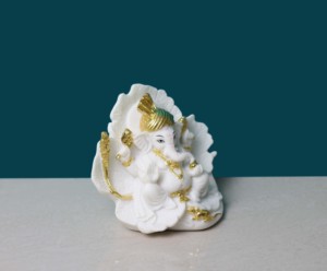 Statue de Ganesha en résine blanche élégante avec accents dorés, artisanat Nirmala |   Figurine Art Déco faite à la main pour la maison, le bureau ou le temple - Product Image 4