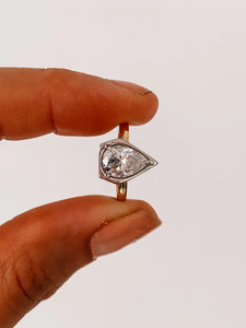 แหวนหมั้นเพชรเม็ดเดี่ยวทรงลูกแพร์สองสีที่เพาะเลี้ยงในห้องปฏิบัติการ - Product Image 6