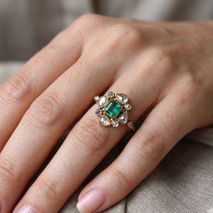 Gemvanity R993 Anillo de Compromiso y Boda Unisex de Oro de 14K con Esmeralda de Corte Brillante y Diamantes, Diseño Clásico de Lujo - Product Image 6