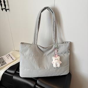 Bolso Tote Acolchado Minimalista Ligero GLOBAL HEROES, Gran Capacidad, Estilo Casual Chic, Diseño Exclusivo con Letras Acolchadas, 100% Moda - Product Image 6