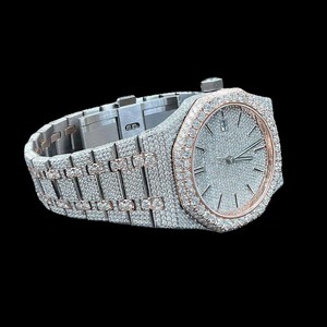 Montre-bracelet en diamant avec cadran à chiffres romains, lunette et bracelet entièrement pavés de diamants, bijou de luxe, élégant et étincelant - Product Image 5