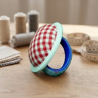 Coussin de poignet AA0281 avec fermeture auto-agrippante |   Coussin à épingles rond à carreaux, accessoire de couture, textile simple, portable et pratique