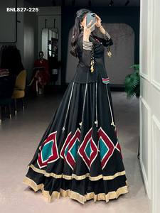 Nuevo Conjunto de Lehenga, Blusa y Túnica con Estampado Geométrico Uniforme y Detalles de Conchas de Cauri, Proveedor Indio - Product Image 3