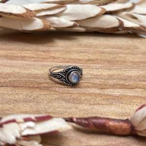 Anillo llamativo de piedra lunar arcoíris, estilo tribal vintage para mujer, joyería de plata con relleno de oro de 18K, acabado en plata oxidada, para fiesta - Product Image 4