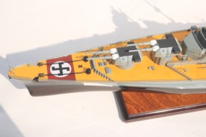 Modelo de Barco de Guerra Alemán BISMARCK, Hecho a Mano y Pintado en Madera, de Fabricante Vietnamita - Product Image 3