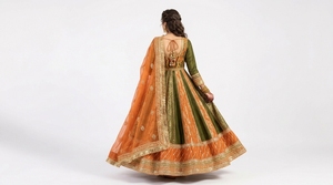 Vestido Tradicional Mehndi con Adornos de Gota y Espejos, Diseño Étnico Colorido para Celebraciones Nupciales, Servicio OEM - Product Image 2