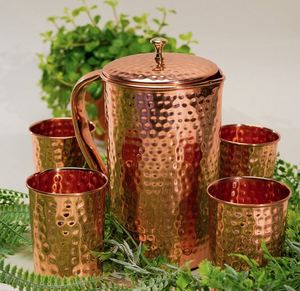 Ensemble de carafes en cuivre pour la décoration de cuisine contemporaine, ensemble en métal avec verres, durable, réutilisable, vaisselle moderne. - Product Image 1
