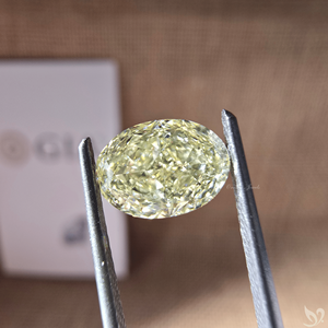 Diamant naturel ovale jaune clair de 1,58 carat, taille brillant modifiée, certifié GIA, pour la vente en gros de bijoux - Product Image 2
