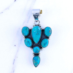 Colgantes y Dijes de Plata de Ley 925 con Turquesa Mohave de Calidad al por Mayor, Joyería Fina de Moda Suelta a Granel - Product Image 1