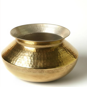 Impresionante pieza artesanal de latón martillado con un hermoso cuerpo texturizado y un encanto artesanal atemporal. Disponible a precio de mayorista. - Product Image 1