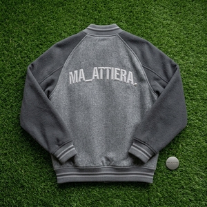 เสื้อแจ็คเก็ต Letterman สีเทาสำหรับผู้ชาย ตัวเสื้อผ้าฟลีซ แขนเสื้อแบบแร็กแลน กระดุมแป๊ก เสื้อแจ็คเก็ตบอมเบอร์ รับผลิตตามแบบ OEM ODM ขายส่ง - Product Image 4