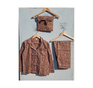 Ensemble de pyjama pour femmes en coton à imprimé floral, vêtements de détente faits à la main avec col en V, fermeture à cordon, manches longues, doux et respirant - Product Image 1