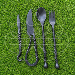 Ensemble de couverts vikings médiévaux nordiques en acier inoxydable, fabriqués à la main, pour événements historiques et cuisines rustiques - Product Image 5