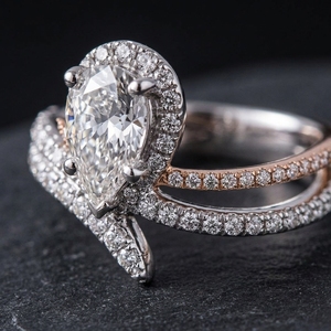 Anillo de Compromiso Solitario con Halo de Diamantes Cultivados en Laboratorio en Oro de Dos Tonos de 14K, Corte Pera, con Acentos de Micro Pavé, Estilo Minimalista, Certificado IGI, Marca RAAMAA - Product Image 3