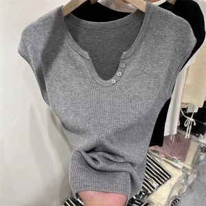 เสื้อยืดแขนกุดคอวีผู้ชาย ผ้าถัก สีเทาล้วน ทรงเข้ารูป สวมใส่สบายๆ - Product Image 4