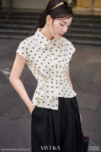 Blusa Asimétrica de Mujer con Estampado de Puntos, Cintura Drapeada, Cuello Puntiagudo, Manga Casquillo, Peplum, Botones Delanteros, Top Entallado BIANCA - Product Image 3