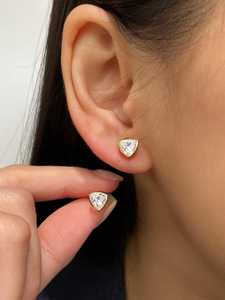 Élégantes boucles d'oreilles clous en diamant de laboratoire taille trillon 1,01 carat, personnalisables en or massif 14 carats serti clos, cadeau d'anniversaire pour partenaires - Product Image 1