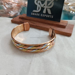 กำไลข้อมือทองแดงขัดเงาทำด้วยมือสำหรับผู้ชายและผู้หญิงมีการออกแบบถักเครื่องประดับสไตล์แม่เหล็กที่ทันสมัย - Product Image 2