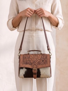 Bolso de Hombro de Cuero Genuino Duradero Hecho a Mano con Grabado Floral Estilo Western, Bandolera con Patrón de Vaca y Cierre de Botón Único - Product Image 5