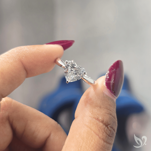 Anillo solitario de diamante cultivado en laboratorio de 2 quilates con forma de corazón, engaste de tallo pellizcado en oro blanco de 10K, anillo de compromiso romántico. - Product Image 4