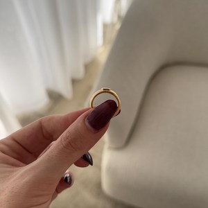 Anillo de Moda con Diamante de Laboratorio de Corte Esmeralda de 0.3 Quilates, D VVS2, Banda Ancha de Oro Amarillo de 14k, Hermoso Engaste de Bisel, Certificado IGI - Product Image 5