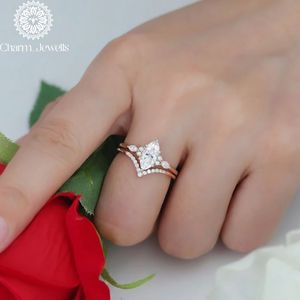 Bague de fiançailles classique pour femme Charm Jewells, trois pierres en moissanite taille coussin, plaqué or 18 carats, sertie à griffes, IGI - Product Image 6