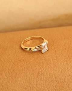 Bague solitaire de luxe en or jaune 18 carats avec diamant émeraude taille VS1 de 1,01 carat, cultivé en laboratoire, idéale comme bague de promesse ou cadeau de fiançailles - Product Image 3