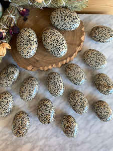 Piedra preciosa de jaspe dálmata Natural al por mayor, piedra de Palma pulida, estilo Feng Shui tallado para decoración del hogar, bolsillo curativo Reiki - Product Image 2