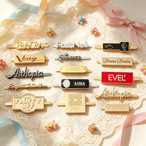 Etiqueta metálica personalizada en relieve al por mayor, económica, para bolsos <span class=keywords><strong>de</strong></span> mujer, cortavientos, bolsas <span class=keywords><strong>de</strong></span> lona y accesorios <span class=keywords><strong>de</strong></span> prendas <span class=keywords><strong>de</strong></span> vestir - Product Image 2
