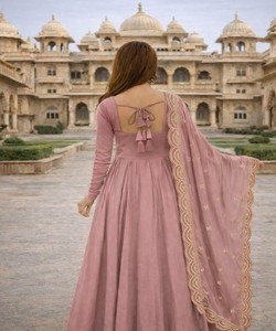 ชุดคุर्ติผ้าฝ้ายเรียบสไตล์โมเดิร์น พร้อมผ้าคลุมไหล่ปักลายเลื่อม งานปักมือ สำหรับใส่ลำลอง มีสินค้าพร้อมส่ง เสื้อผ้าชาติพันธุ์ สีชมพู - Product Image 4