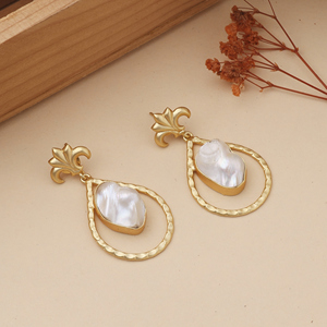 Pendientes de Perlas de Agua Dulce Doradas Mate de Lujo, Minimalistas, Elegantes y Ligeros para Mujer, Ideales para Fiestas y Bodas - Product Image 1