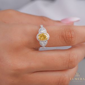 แหวนหมั้นเพชรทรงรีสีเหลืองแฟนซี LUMERA ประดับด้วยเพชรทรงทริลเลียนรอบวงสองชั้น ทองคำขาว สไตล์คลาสสิกสำหรับผู้หญิง - Product Image 1