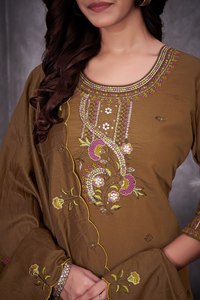 Conjunto de Kurti y Pantalón de Seda Romana Premium Bordada con Dupatta de Maslin |   Ropa Étnica de Diseñador para Mujer |   Exportación al por Mayor - Product Image 4
