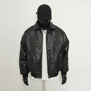 Veste universitaire pour homme noire à clous, imprimé lettres, col rabattu, fermeture éclair, en similicuir, style rétro, streetwear décontracté - Product Image 1