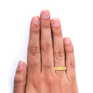 Bague large élégante à motif géométrique, design contemporain gravé, finition or poli, bijoux de mode pour homme, à porter au quotidien - Product Image 2
