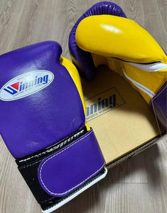 Gants de boxe confortables et professionnels en cuir véritable, avec fermeture velcro, imperméables, violet et jaune, couleurs et tailles personnalisables - Product Image 4