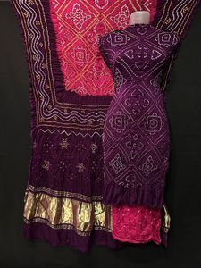 Ensemble de salwar kameez en soie Gajji du Rajasthan de qualité supérieure, avec motif Bandhani, teint à la main, style ethnique traditionnel, avec dupatta - Product Image 4