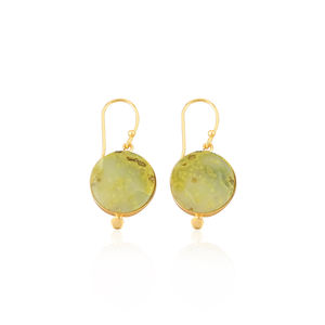Pendientes colgantes de ópalo verde chapados en oro de latón de aspecto natural con dije de diseño artesanal, pendientes colgantes de latón, regalo para ella - Product Image 1