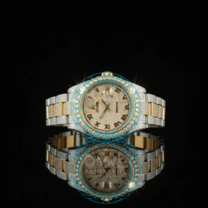 Reloj de Cuarzo de Lujo para Hombre en Tono Dorado con Incrustaciones de Diamantes, Correa de Acero Inoxidable, Esfera de Cristal de Zafiro, Números Romanos y Pantalla Analógica - Product Image 1