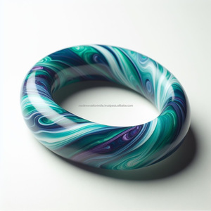 Brazalete de resina epoxi de inspiración vintage hecho a mano en un rico tono marrón, con un diseño personalizado - Product Image 3