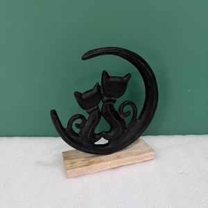 Adorno Temático de Gato y Luna en Aluminio y Madera de Diseño Artesanal con Base de Madera Negra para Decoración de Mesa Moderna en el Hogar - Product Image 3