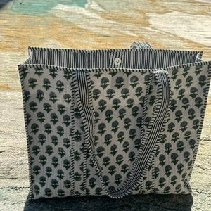 Sac fourre-tout en coton matelassé, imprimé à la main, motif floral bohème, durable, pour femmes - Idéal pour la plage, les voyages et les cadeaux (Noël, mariage) - Product Image 1