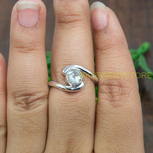 Anillo de Plata de Ley 925 con Topacio Azul Natural, Diseño Minimalista en Espiral Hecho a Mano, Anillo con Piedra Preciosa, Joyería de Plata al por Mayor para Mujer - Product Image 4