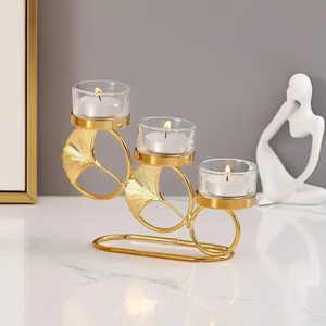 เชิงเทียนทองเหลืองรูปดอกบัวคู่ พร้อมแก้วสีแดงทรงเกลียวสำหรับตกแต่งบ้าน - Product Image 2