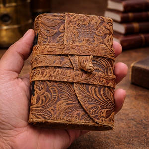 Carnet en cuir miniature fait main à motifs floraux - Carnet de poche marron vintage avec motif floral en relief et papier à bords festonnés - Product Image 1